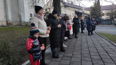 Майже 400 волинян прийшли на вшанування пам'яті жертв голодоморів у Луцьку Майже 400 волинян прийшли на вшанування пам'яті жертв голодоморів у Луцьку