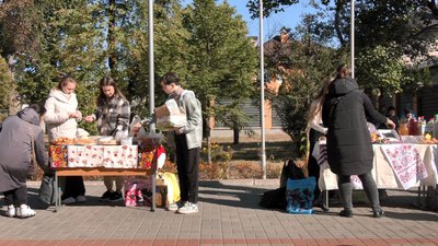 На шкільному ярмарку у Черкасах зібрали 60 тисяч гривень На шкільному ярмарку у Черкасах зібрали 60 тисяч гривень