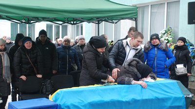 У Шостці на Сумщині провели в останню путь захисника Андрія Пирогова