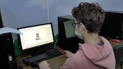 Абітурієнт реєструється на пробне ЗНО