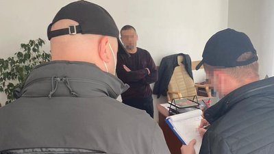 На Житомирщині викрили на корупції двох посадовців поліції: вимагали хабарі від фермерів На Житомирщині викрили на корупції двох посадовців поліції: вимагали хабарі від фермерів