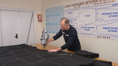 "З теплом і любов'ю з Вінниці". Волонтери шиють флісові балаклави для військових "З теплом і любов'ю з Вінниці". Волонтери шиють флісові балаклави для військових
