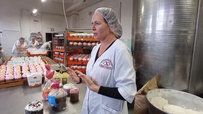 Сім тисяч пасок виготовляють за добу на Бердичівському хлібозаводі на Житомирщині Сім тисяч пасок виготовляють за добу на Бердичівському хлібозаводі на Житомирщині
