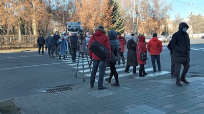 У Полтаві протест проти забудовника: люди перекрили рух транспорту в центрі У Полтаві протест проти забудовника: люди перекрили рух транспорту в центрі