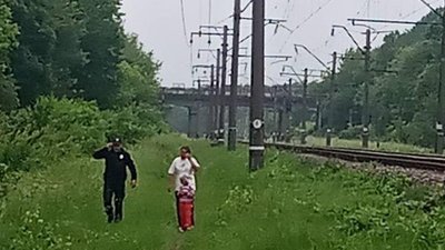 У Романівському районі поліцейські врятували жінку з дитиною з-під потяга