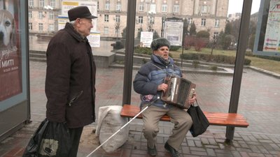 На вулицях Черкас грає 80-річний баяніст На вулицях Черкас грає 80-річний баяніст