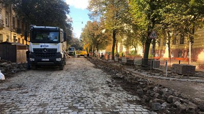 На вулиці Бандери у Львові демонтовану бруківку зберігають просто неба На вулиці Бандери у Львові демонтовану бруківку зберігають просто неба