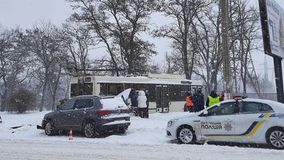 У Кропивницькому зіштовхнулися дві легкові машини та тролейбус, є травмований У Кропивницькому зіштовхнулися дві легкові машини та тролейбус, є травмований