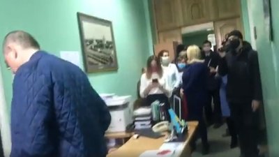 У Глухові депутат міської ради Юрій Бурлака намагався зайти до кабінету міського голови