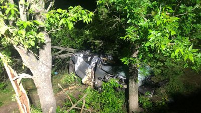 На Кіровоградщині в аварії загинув чоловік. Тіло з машини дістали рятувальники