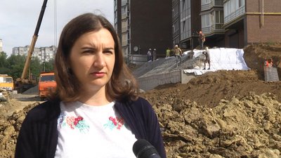 Мешканка будинку Світлана каже, що першу ніч після зсуву її родина ночувала в батьків, потім повернулися додому. Фото: Суспільне Поділля Мешканка будинку Світлана каже, що першу ніч після зсуву її родина ночувала в батьків, потім повернулися додому. Фото: Суспільне Поділля
