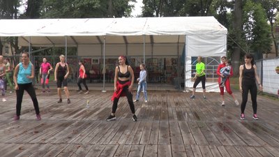 Щосуботи франківські матусі танцюють зумбу просто неба