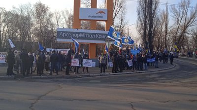 На акції протесту в Кривому Розі працівники комбінату «АрселорМіттал» вимагають збільшення зарплат