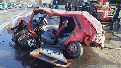 У Рівному потрійна ДТП: водія затисло в машині У Рівному потрійна ДТП: водія затисло в машині
