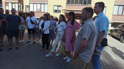 Жителі мікрорайону Тетерівський бульвар в Житомирі виступають проти будівництва ще однієї багатоповерхівки Жителі мікрорайону Тетерівський бульвар в Житомирі виступають проти будівництва ще однієї багатоповерхівки