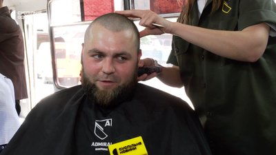 В Одесі із маршрутки створили перукарню для військових В Одесі із маршрутки створили перукарню для військових