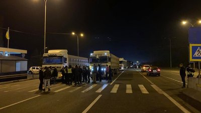 Трасу Одеса-Київ перекрили далекобійники