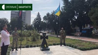 Державний прапор підняли на площі на Петефі в Ужгороді Державний прапор підняли на площі на Петефі в Ужгороді