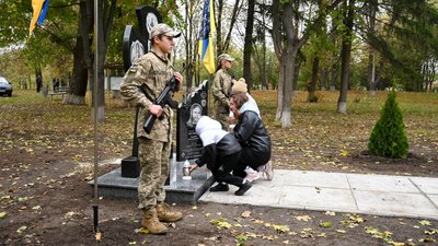 У селі Федірки на Кіровоградщині відкрили козацький хрест і посадили алею на честь двох загиблих бійців У селі Федірки на Кіровоградщині відкрили козацький хрест і посадили алею на честь двох загиблих бійців