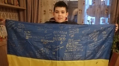 Мрії збуваються: десятирічний волонтер з Черкас збирає підписи захисників на прапорі