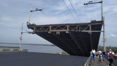 Розведення мостів у Миколаєві: до акваторії суднобудівного заводу зайшли військові кораблі