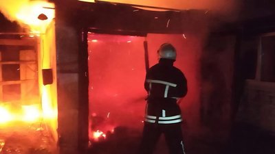 пожежа, горів гараж, вогонь, смерть, тіло, загинула жінка, рятувальники