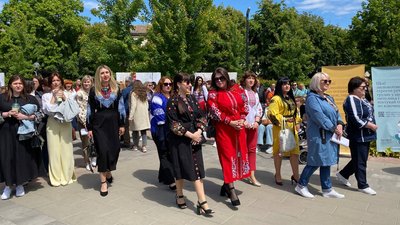 У Черкасах в сквері "Юність" святкували День вишиванки У Черкасах в сквері "Юність" святкували День вишиванки