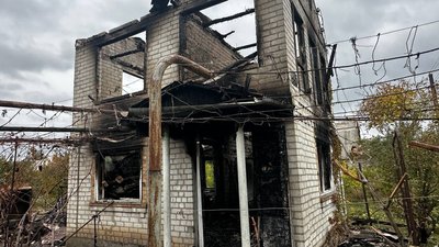 Жителі села Привітне на Запоріжжі ліквідовують наслідки атаки РФ