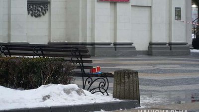 Поліцейські встановлюють особу чоловіка, який залишив коробку біля катедри в Тернополі Поліцейські встановлюють особу чоловіка, який залишив коробку біля катедри в Тернополі