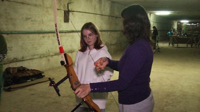 Вікторія вчиться стріляти з лука. Вікторія вчиться стріляти з лука.