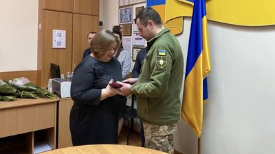 У Житомирі родинам загиблих військових передали державні нагороди У Житомирі родинам загиблих військових передали державні нагороди
