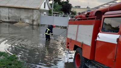 На Одещині внаслідок негоди затопило будинки: рятувальники відкачують воду