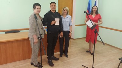 Хочеш на роботу – роби паспорт: на Луганщині видають паспорти так званої "ЛНР" та РФ Хочеш на роботу – роби паспорт: на Луганщині видають паспорти так званої "ЛНР" та РФ