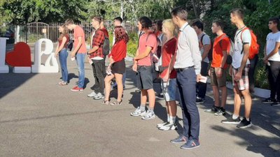 Перше вересня під час карантину: як зустрічають дітей у школах Перше вересня під час карантину: як зустрічають дітей у школах