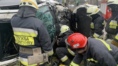 У Дніпрі сталася ДТП за участю автомобіля "INFINITI Q50"