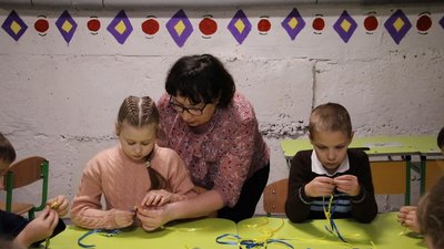 Обереги, теплі речі та килимки: учні вінницького ліцею передають посилки військовим на фронт
