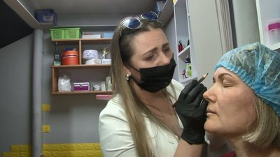 Черкащанка безоплатно робить б'юті-процедури онкохворим жінкам. СУСПІЛЬНЕ | ВІДЕОНОВИНИ