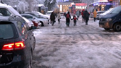 Розчищали вдень і працюватимуть усю ніч: як у Рівному долають наслідки снігопаду Розчищали вдень і працюватимуть усю ніч: як у Рівному долають наслідки снігопаду