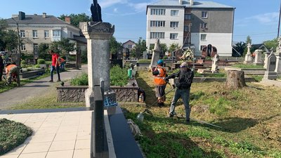 На Тернопільщині жителі зробили толоку на польському кладовищі На Тернопільщині жителі зробили толоку на польському кладовищі