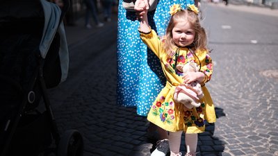 Як відзначають День вишиванки у місті, де заснували свято. Фоторепортаж з Чернівців Як відзначають День вишиванки у місті, де заснували свято. Фоторепортаж з Чернівців