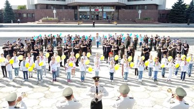 У Вінниці нацгвардійці, військовослужбовці патріотичний флешмоб У Вінниці нацгвардійці, військовослужбовці патріотичний флешмоб