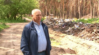 "Вигнати вовка": у селі на Черкащині хочуть позбутися сміттєзвалища в лісі