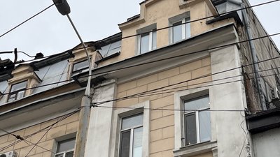 У центрі Дніпр з фасаду будівлі впав уламок фасаду, який впав з будівлі, травмувалася 72-річна жінка У центрі Дніпр з фасаду будівлі впав уламок фасаду, який впав з будівлі, травмувалася 72-річна жінка