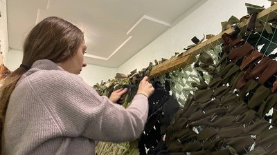 Тернополяни плетуть маскувальні сітки Тернополяни плетуть маскувальні сітки