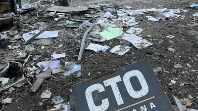 Понівечена після ракетного удару РФ по Дніпру автівка стане експонатом в музеї