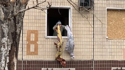 Люди приносять іграшки і квіти. Який вигляд має місце ракетного удару по Кривому Рогу Люди приносять іграшки і квіти. Який вигляд має місце ракетного удару по Кривому Рогу