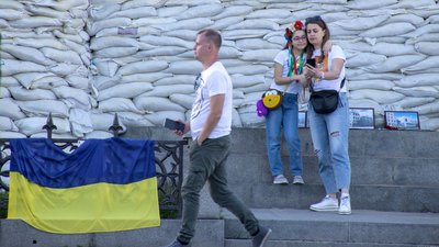 Більшість українців впевнені в перемозі України та не планують виїжджати за кордон — дослідження