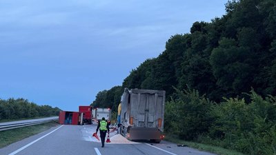 Внаслідок аварії частково перекрито кілька полос руху в один бік неподалік села Калинівка