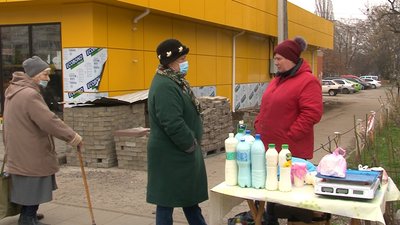 "Ми стоїмо там, де кращий прохід для людей": у Черкасах хочуть заборонити стихійний ринок "Ми стоїмо там, де кращий прохід для людей": у Черкасах хочуть заборонити стихійний ринок