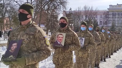 У Харкові курсанти вийшли на площу з портретами Герої Небесної сотні У Харкові курсанти вийшли на площу з портретами Герої Небесної сотні
